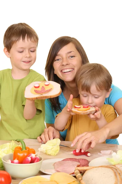 可爱的家庭母亲和儿子吃早餐一起孤立在白色的肖像 — 图库照片