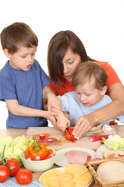 Vijf Drie Jaar Oude Jongens Voorbereiding Ontbijt Met Moeder Geïsoleerd — Stockfoto