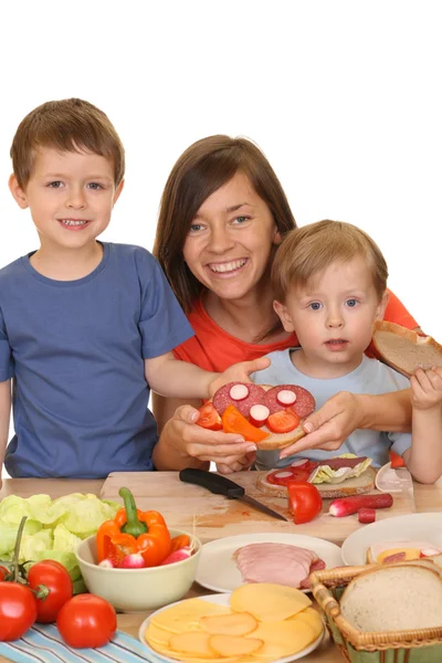 Fem Och Tre Gamla Pojkar Förbereder Frukost Med Mamma Isolerad — Stockfoto