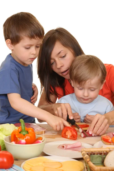 Vijf Drie Jaar Oude Jongens Voorbereiding Ontbijt Met Moeder Geïsoleerd — Stockfoto