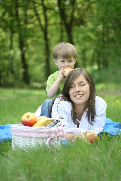 Mutter Und Sohn Entspannen Sich Familienpicknick Wald — Stockfoto