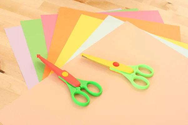 Μερικά Χρωματιστά Χαρτιά Και Ψαλίδι Έτοιμο Για Scrapbooking — Φωτογραφία Αρχείου