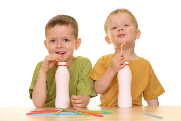 Vijf Drie Jaar Oude Jongens Consumptiemelk Geïsoleerd Wit — Stockfoto