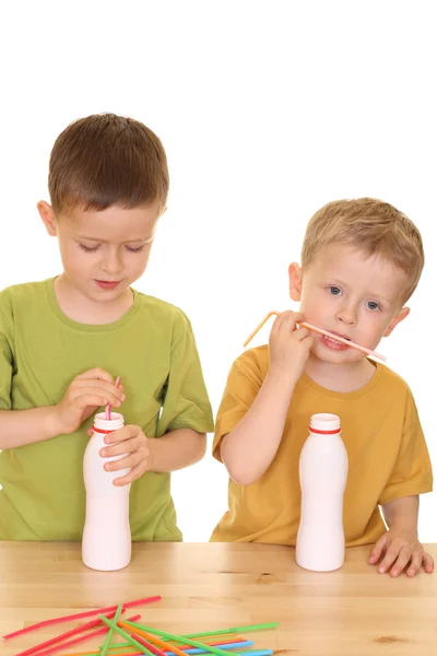 五和三岁男孩喝牛奶白色上孤立 — 图库照片