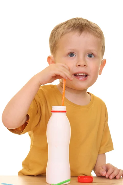 Drie Jaar Oude Jongen Consumptiemelk Geïsoleerd Wit — Stockfoto