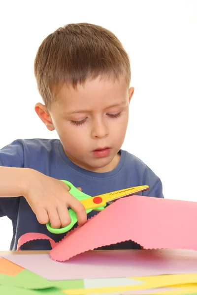 Fünfjähriger Junge Schneidet Papper Isoliert Auf Weißem Papier — Stockfoto