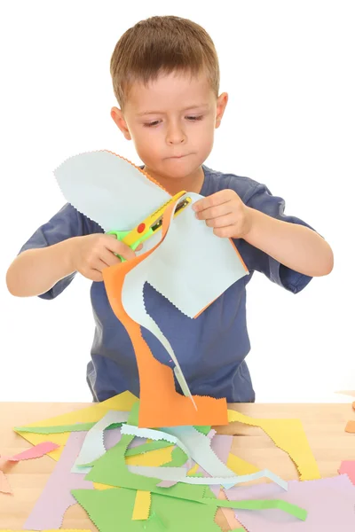 Vijf Jaar Oude Jongen Snijden Papper Geïsoleerd Wit — Stockfoto