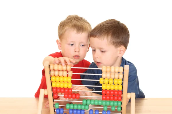 Beş Yaşında Çocuklar Ile Üzerine Beyaz Izole Abacus — Stok fotoğraf