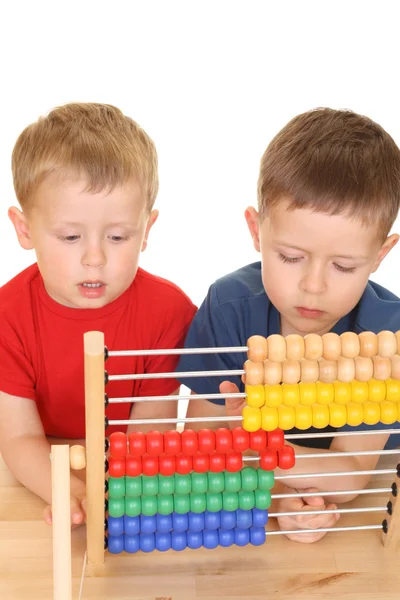 Három Éves Fiúk Abacus Elszigetelt Fehér — Stock Fotó