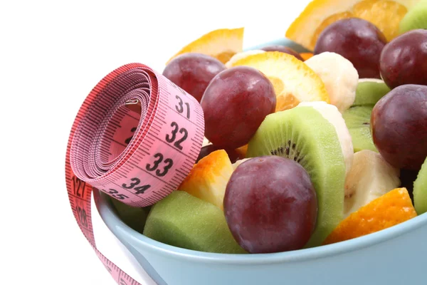 Kom Vol Met Heerlijke Fruitsalade Kiwi Banaan Oranje Druiven Geïsoleerd — Stockfoto