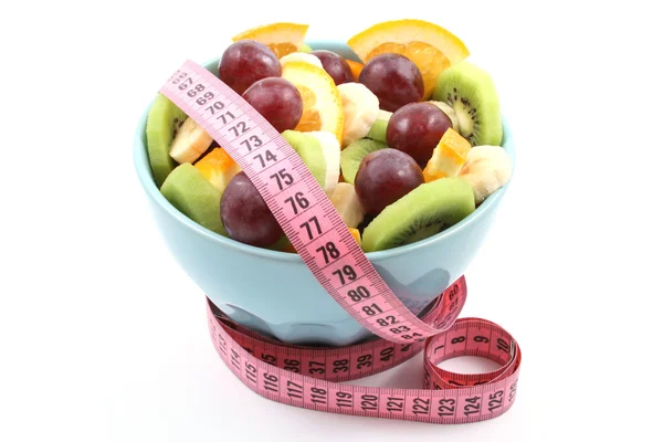 Kom Vol Met Heerlijke Fruitsalade Kiwi Banaan Oranje Druiven Geïsoleerd — Stockfoto