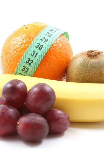 Leichter Snack Auf Diät Bananen Orangen Trauben Und Kiwi Isoliert — Stockfoto