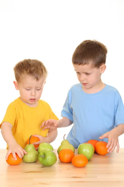 三岁男孩玩水果上白色隔离 — 图库照片