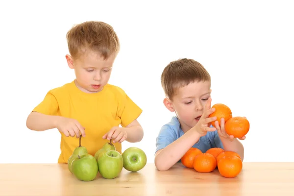 Brincar com frutas — Fotografia de Stock