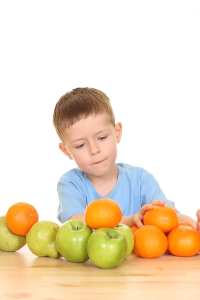 Menino Cinco Anos Brincando Com Frutas Isoladas Branco — Fotografia de Stock