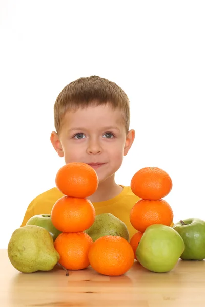 Pięcioletni Chłopiec Gra Owocami Białym Tle — Zdjęcie stockowe