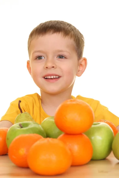 Niño Cinco Años Jugando Con Frutas Aisladas Blanco — Foto de Stock