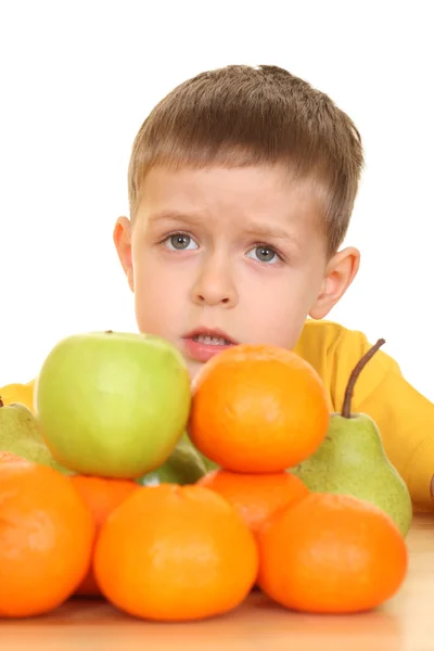 孩子们不喜欢水果 孩子和水果上白色孤立 — 图库照片