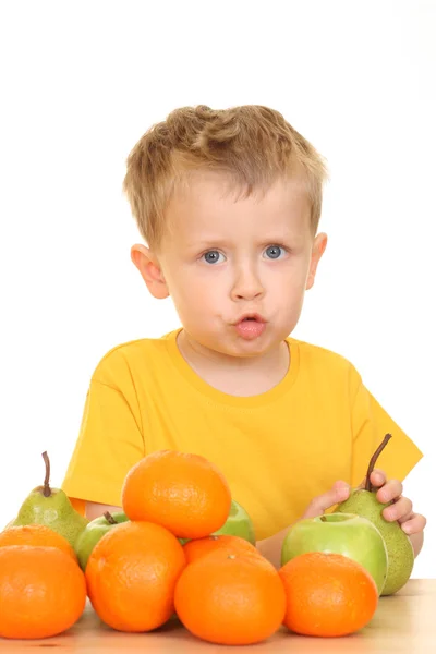 Menino Três Anos Brincando Com Frutas Isoladas Branco — Fotografia de Stock