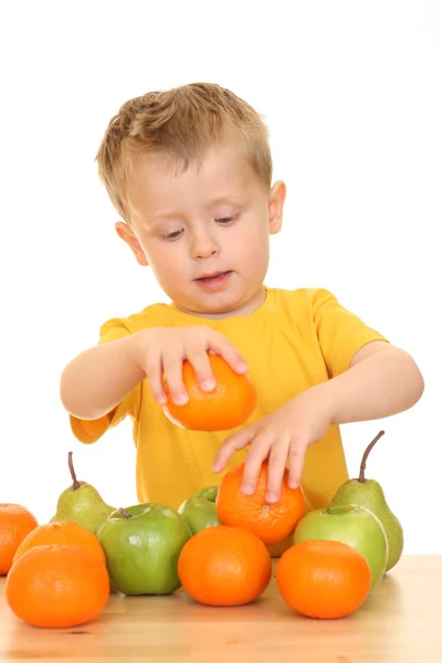 Trzyletni Chłopiec Gra Owocami Białym Tle — Zdjęcie stockowe