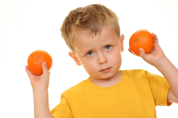 Jongen en sinaasappelen — Stockfoto