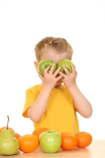 Yıl Yaşlı Çocuk Meyve Ile Oynarken Üzerinde Beyaz Izole — Stok fotoğraf