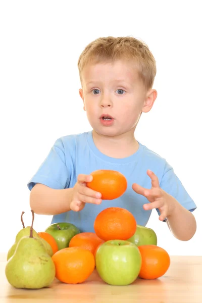 Граючи з фруктами — стокове фото
