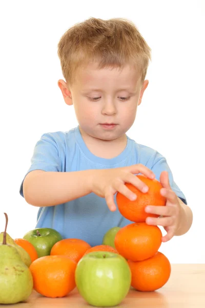 老男孩玩水果被隔绝在白色的三年 — 图库照片