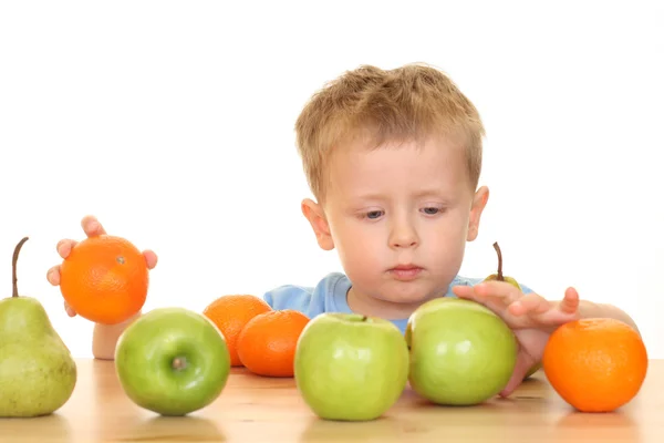 Trzyletni Chłopiec Gra Owocami Białym Tle — Zdjęcie stockowe