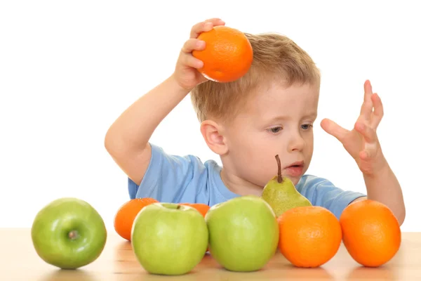 Tre Pojke Leker Med Frukter Isolerad Vit — Stockfoto