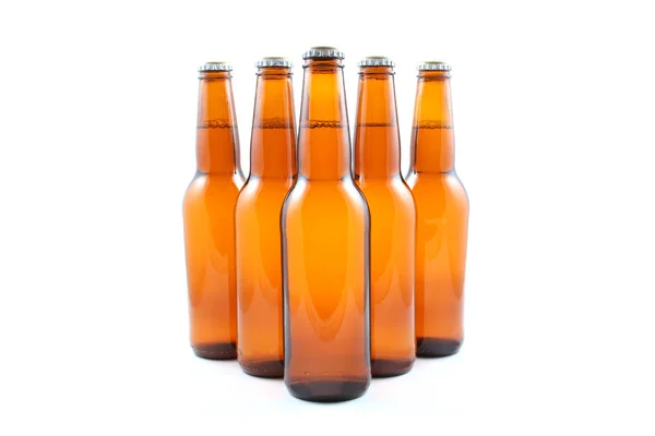 Πέντε Μπουκάλια Μπύρας Που Απομονώνονται Λευκό — Φωτογραφία Αρχείου