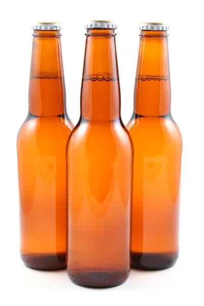 Τρία Μπουκάλια Μπύρας Που Απομονώνονται Λευκό — Φωτογραφία Αρχείου