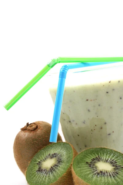 Glas Vers Kiwi Smoothie Sommige Vers Fruit Geïsoleerd Wit — Stockfoto