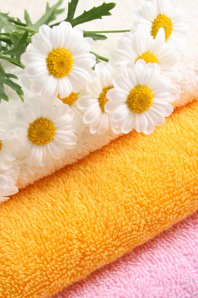 Stapel Handtücher Und Schöne Ringelblumen Körperpflege — Stockfoto