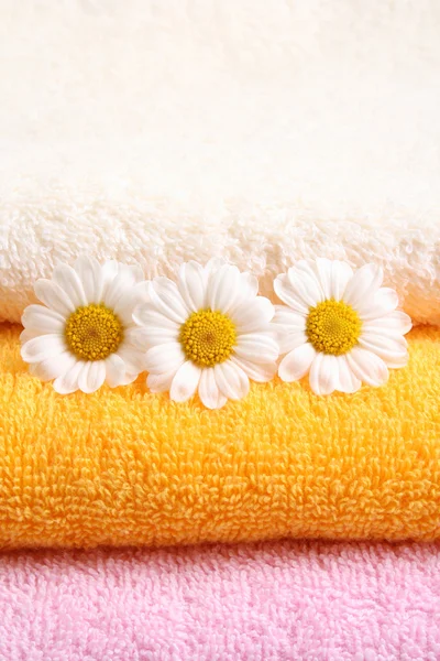 Stapel Handtücher Und Schöne Ringelblumen Körperpflege — Stockfoto