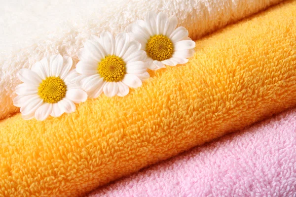 Στοίβα Πετσέτες Και Ωραίο Marigolds Περιποίηση Σώματος — Φωτογραφία Αρχείου