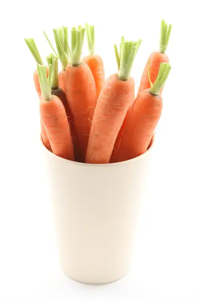 很多的新鲜胡萝卜上白色隔离 — 图库照片