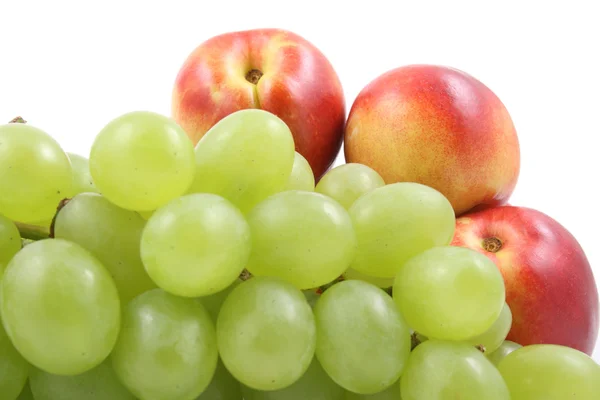 Bund Frischer Grüner Trauben Und Nektarinen Isoliert Auf Weiß — Stockfoto