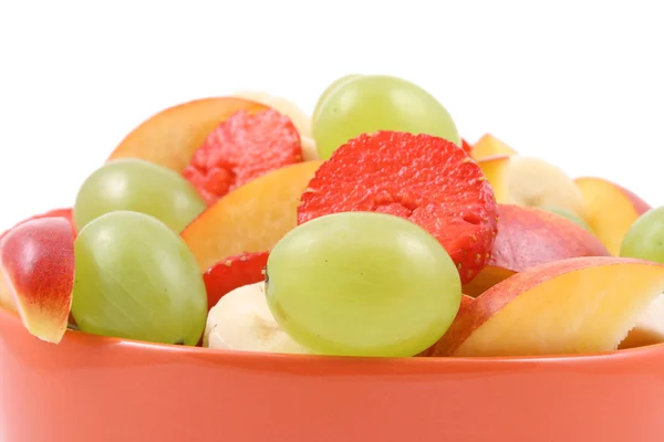 碗水果沙拉 香蕉草莓油桃和葡萄 白色上孤立 — 图库照片