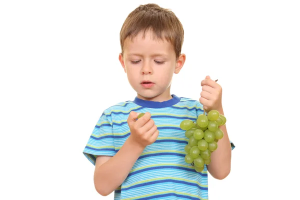 Мальчик и виноград — стоковое фото