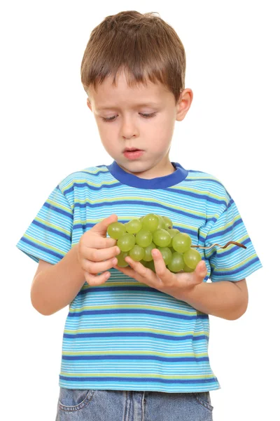 Junge und Trauben — Stockfoto