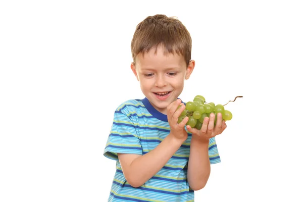 五岁男孩用白色上孤立的绿色葡萄 — 图库照片