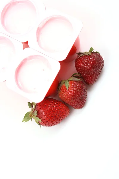 Iogurte Morangos Isolados Sobre Branco — Fotografia de Stock