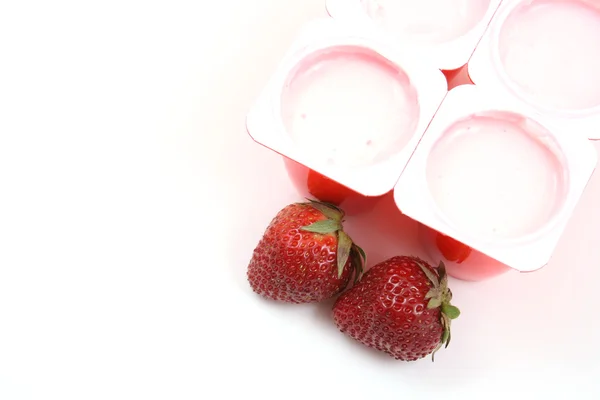 Γιαούρτι Και Φράουλες Που Απομονώνονται Λευκό — Φωτογραφία Αρχείου