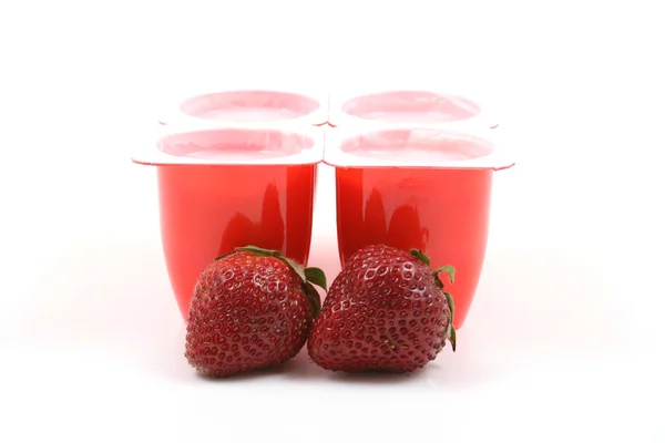 Joghurt Und Erdbeeren Isoliert Auf Weiß — Stockfoto
