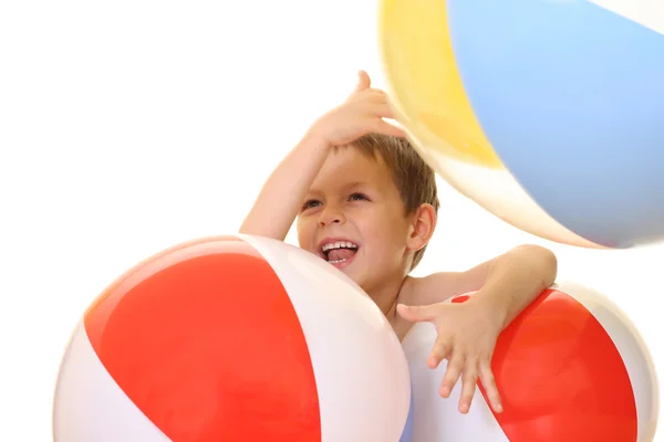 Fünfjähriger Junge Und Zwei Poolbälle Isoliert Auf Weißem Grund Sommerzeit — Stockfoto