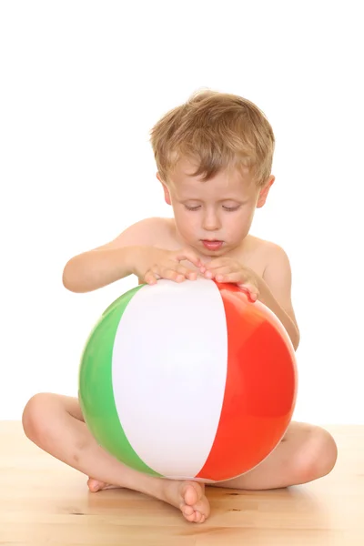 Dreijähriger Junge Und Pool Ball Isoliert Auf Weißem Grund Sommerzeit — Stockfoto
