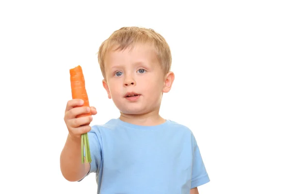 三岁男孩吃新鲜胡萝卜上白色隔离 — 图库照片
