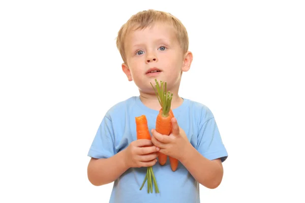 Три Года Мальчик Ест Свежую Морковку Изолированы Белом — стоковое фото