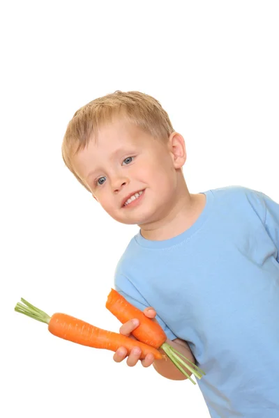 歳の少年を白で隔離される新鮮なニンジンを食べる — ストック写真